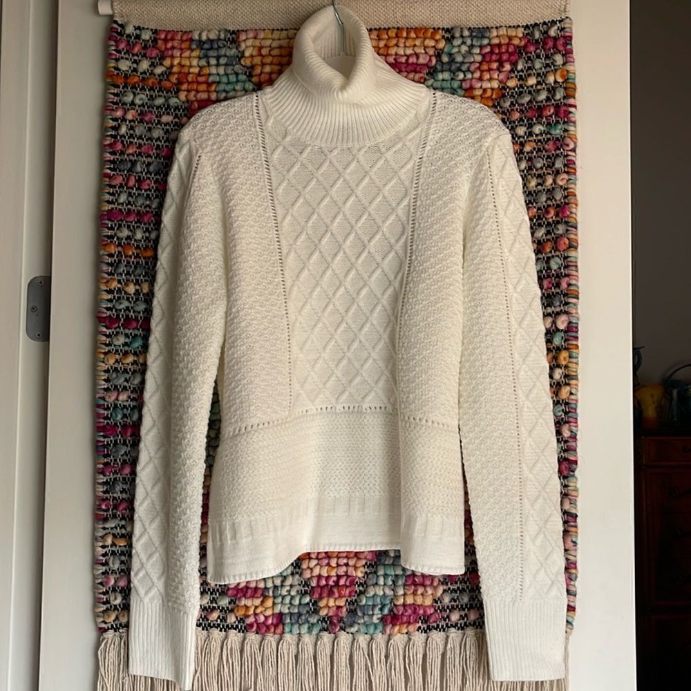 Scoop off white turtleneck